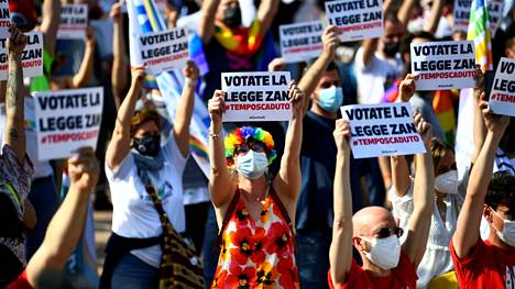 Italia | Italia kitkee maassa rehottavaa homofobiaa lainsäädännöllä