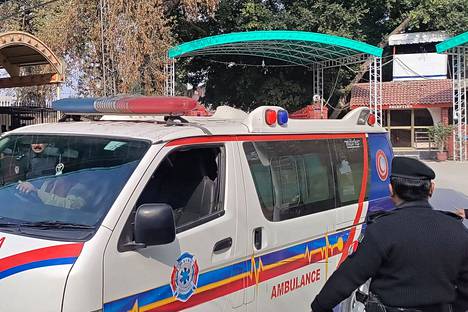 Pakistanissa Peshawarissa on tapahtunut räjähdys moskeijassa, kertovat uutistoimistot. Kuvassa paikallinen poliisi ohjaa ambulanssia onnettomuuspaikalle.