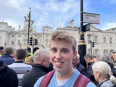 Lontoolainen Jack Burns odotti surusaattuetta Whitehall-kadulla Lontoossa keskiviikkoaamupäivällä.