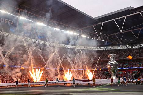 Englanti isännöi heinäkuussa paikoin kaoottiseksi muodostunutta EM-finaalia Lontoon Wembleyllä. Britit eivät usko sekasorron vaikuttavan vuoden 2030 MM-kisahakuun, joten Wembleyllä saatetaan nähdä komeita tehosteita myös MM-jalkapallon satavuotisjuhlakisoissa.