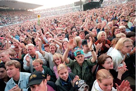 Yleisöä Tina Turnerin konsertissa Olympiastadionilla vuonna 1996.