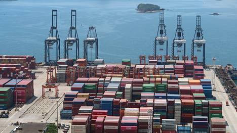 Kiina | Heikentynyt korona­tilanne ruuhkauttaa Kiinan Yantianin satamaa, voi vaikuttaa toimitus­ketjuihin ympäri maailmaa