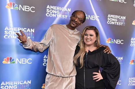 American Song Contestin juontajat Snoop Dogg ja Kelly Clarkson kilpailun ensimmäisenä semifinaalipäivänä maanantaina 25. huhtikuuta.