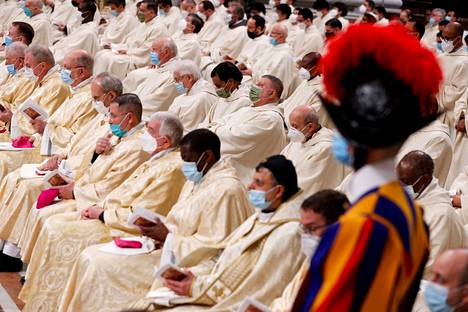 Messuun osallistuneet papiston jäsenet käyttivät tilaisuudessa maskeja.