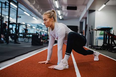 Fysioterapeutti Laura Hämäläinen kehitti itselleen alkulämmittelyrutiinin, jota hän käyttää niin normaalissa kuntosalitreenissä kuin crossfit-kisoissaankin. Hämäläisen mukaan metodi sopii sekä aloittelijoille että kokeneille treenaajille.
