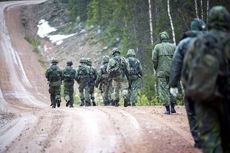 Varusmiehet harjoittelivat maavoimien sotaharjoituksessa Rovaniemellä toukokuussa 2021. 