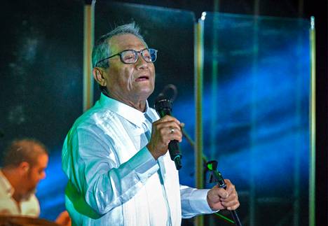 Meksikolainen laulaja, säveltäjä Armando Manzanero esiintyi aktiivisesti vielä yli 80-vuotiaana. Kuva on otettu Manzaneron esiintyessä Havannassa kesällä 2018.
