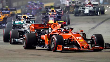 HS seuraa Singaporen F1-kilpailua: Hamilton jahtaa LeClerciä, Bottas viidentenä