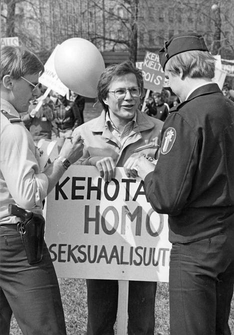 Vielä 40 vuotta sitten homoseksuaalisuus luokiteltiin Suomessa sairaudeksi  – Tällainen on kipeä menneisyys Pride-juhlan takana - Kotimaa 