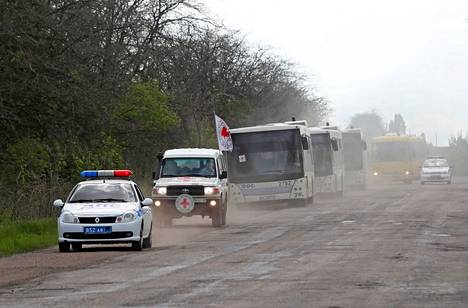 Mariupolin kaupungista ja Azovstalin terästehtaan alueelta evakuoituja henkilöitä kuljettava bussisaattue matkasi kohti Zaporižžjaa maanantaina.