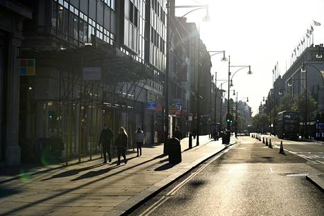 Oxford Streetillä Lontoossa oli maanantaina ruuhka-aikaan hiljaista.
