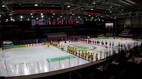 Tanska ja Ruotsi pelasivat alkusarjan ottelussa Riian olympiaurheilukeskuksessa, jonka Suomen Tekojää Oy muutti kuukaudessa jäähalliksi.