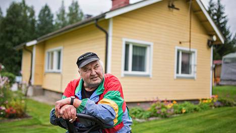 ”Turisteja täällä ajaa kesällä. Vanhoja asukkaita käy katsomassa entisiä kotikontujaan ja kyselemässä”, sanoo Oiva Meriläinen, joka asuu Mätäsvaaran kylällä alkujaan Alvar Aallon piirtämässä talossa. Taloa on muokattu vuosikymmenten aikana.
