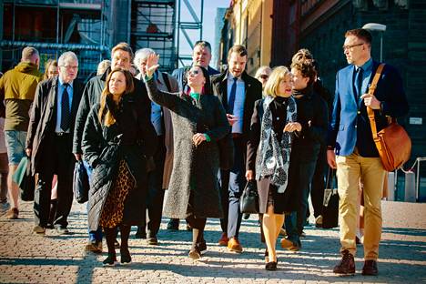 Suomalaisdelegaatio käveli Ruotsin ulkoministeriöltä kohti valtiopäivätaloa Tukholmassa.
