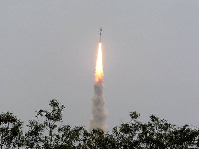 Intialainen PSLV-C21 -raketti lähetti avaruuteen sunnuntaina ranskalaisen EADS-yhtiön Spot-6 ja japanilaisen Osakan teknologian instituutin Proiteres satelliitit.