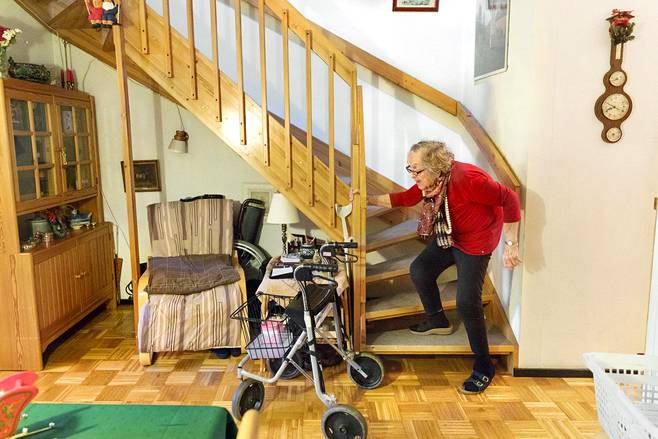 Osteoporoosia sairastavan Anja Ekholmin, 89, kotona on kaksi kerrosta. Makuuhuone ja kylpyhuone ovat yläkerrassa, keittiö ja olohuone alakerrassa. Toistaiseksi Ekholm pystyy vielä kapuamaan portaat yläkertaan.