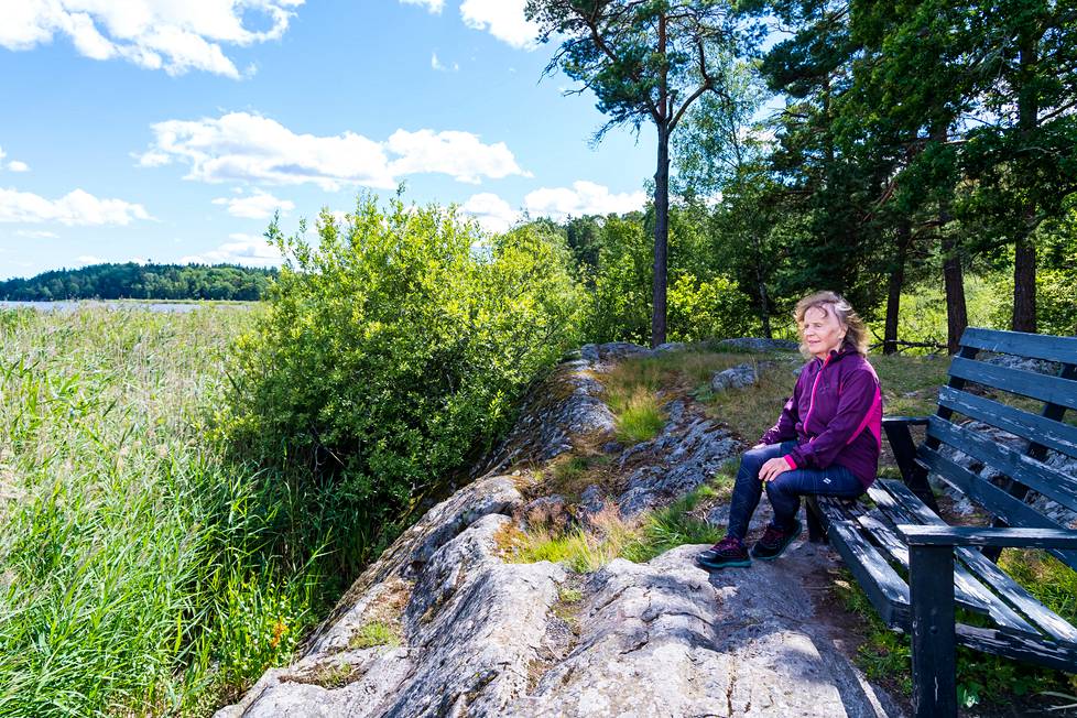 Tukholmassa asuva Liisa Anjum menetti veljensä Lauri Pihlajamaan maaliskuussa. Kävelyt Magelungen-järven rantaan auttavat.