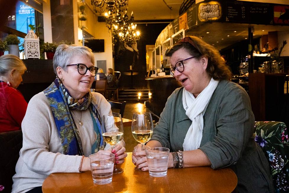 Annika Grönholm-Kulmala ja Merja Kehä ovat vanhoja työkavereita. He toivovat, että yhteydenpito ystäviin palaa ennalleen korona-ajan jälkeen. ”Maailma on auki”, sanoo Kehä.