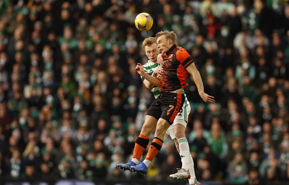 Dundee Unitedin Ilmari Niskanen taisteli pallosta Celticin Liam Scalesin kanssa Skotlannin liigan ottelussa viime tammikuussa.