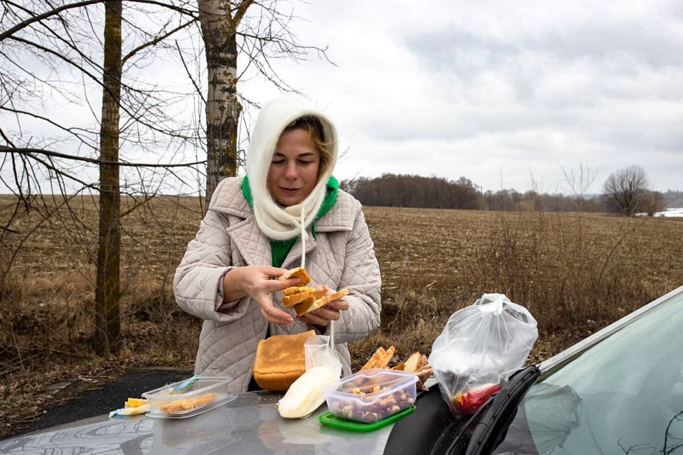 Поздний обед возле села Демковцы. Жанна Пастушенко делает для детей бутерброды на капоте машине.