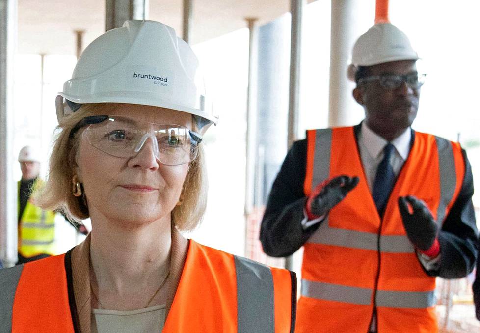 Pientä turbulenssia. Britannian pääministeri Liz Truss ja valtiovarainministeri Kwasi Kwarteng vierailivat rakennustyömaalla päivä sen jälkeen, kun hallitus päätti perua markkinakaaoksen aiheuttaneet veronkevennykset.