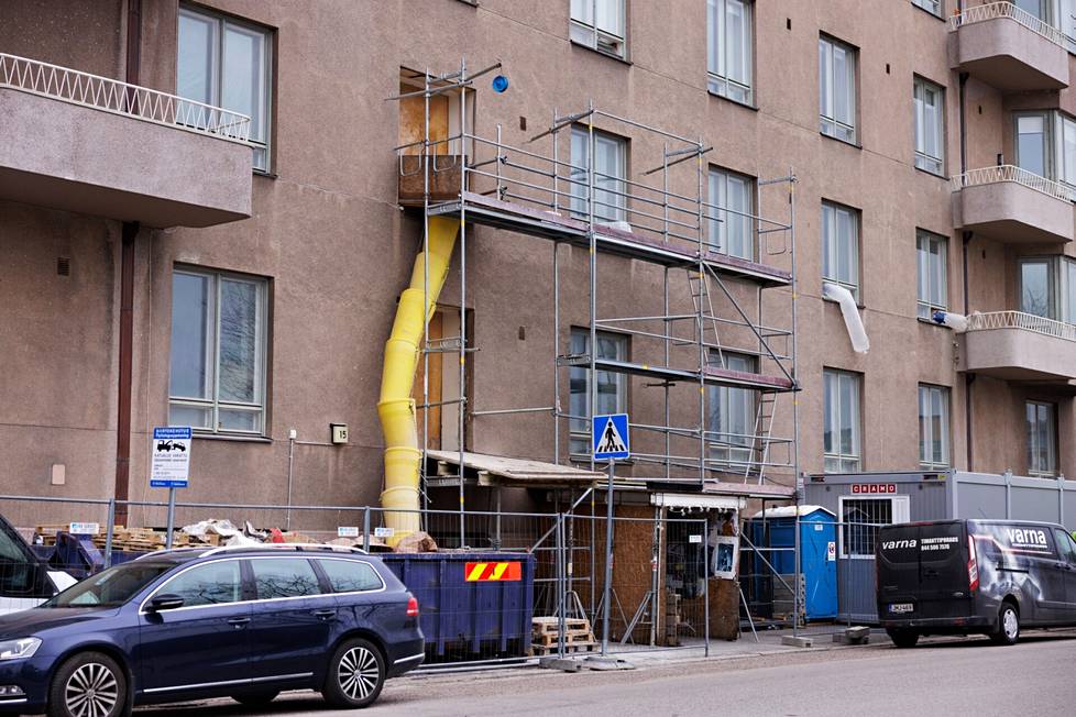 Rakennustyöt kerrostalossa Helsingin Katajanokalla ovat olleet käynnissä kolmisen vuotta.