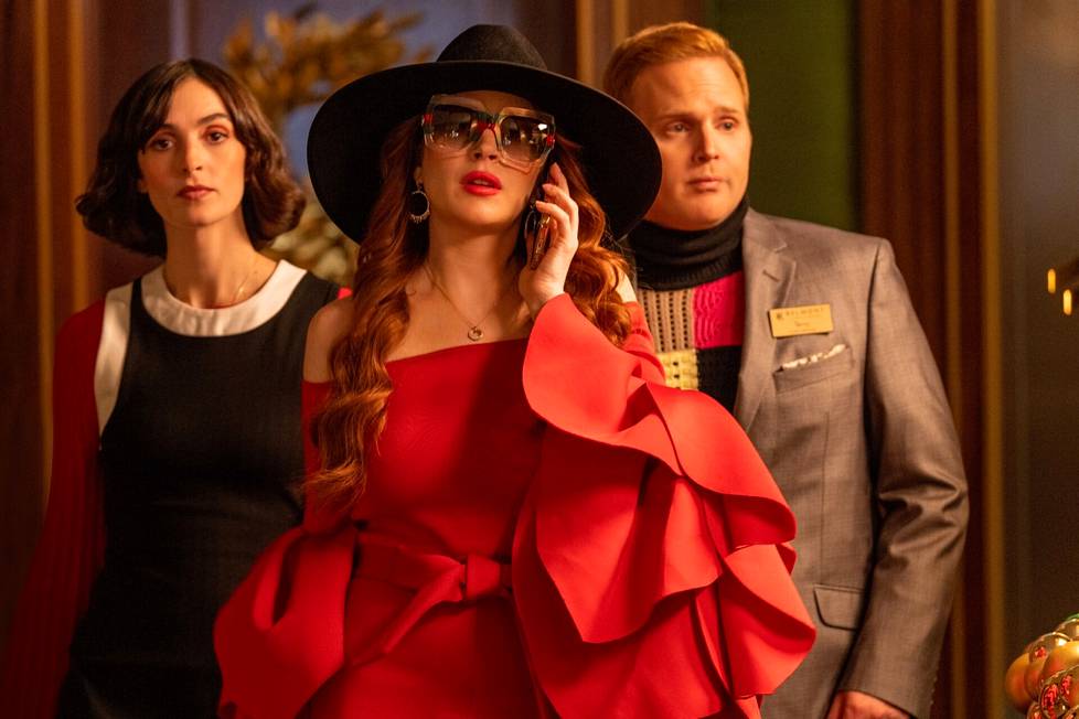 Bianca (vas. Aliana Lohan) ja Terry (oik. Chase Ramsey) yrittävät hännystellä hotellimogulin tytärtä Sierraa (kesk. Lindsay Lohan) Netflix-elokuvassa Falling for Christmas.