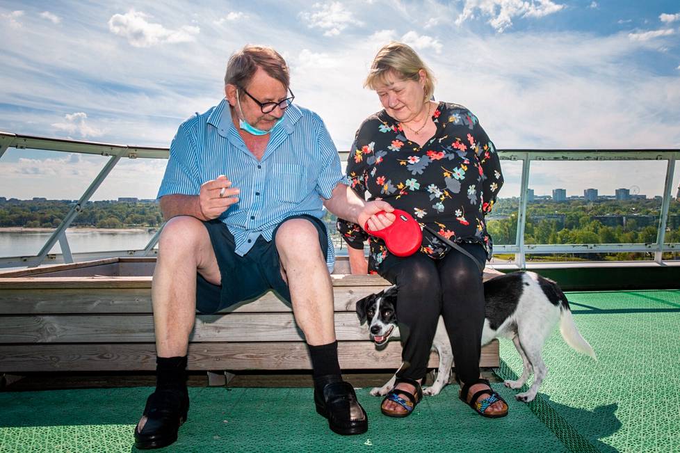 Ari ja Anitta Honkala ottavat aina Elmeri-koiransa mukaan risteilylle. Honkalat nauttivat lauantaina auringonpaisteesta Silja Serenaden kannella.