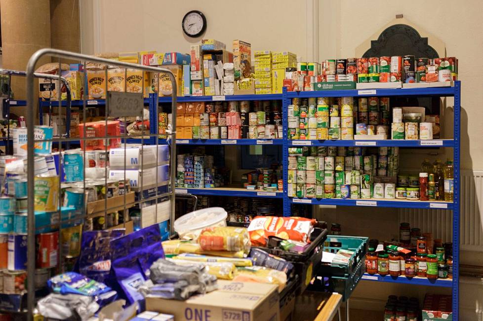 Länsilontoolaisen kirkon jakama ruoka-apu odotti pakkaamista ja jakamista joulun alla 2022.