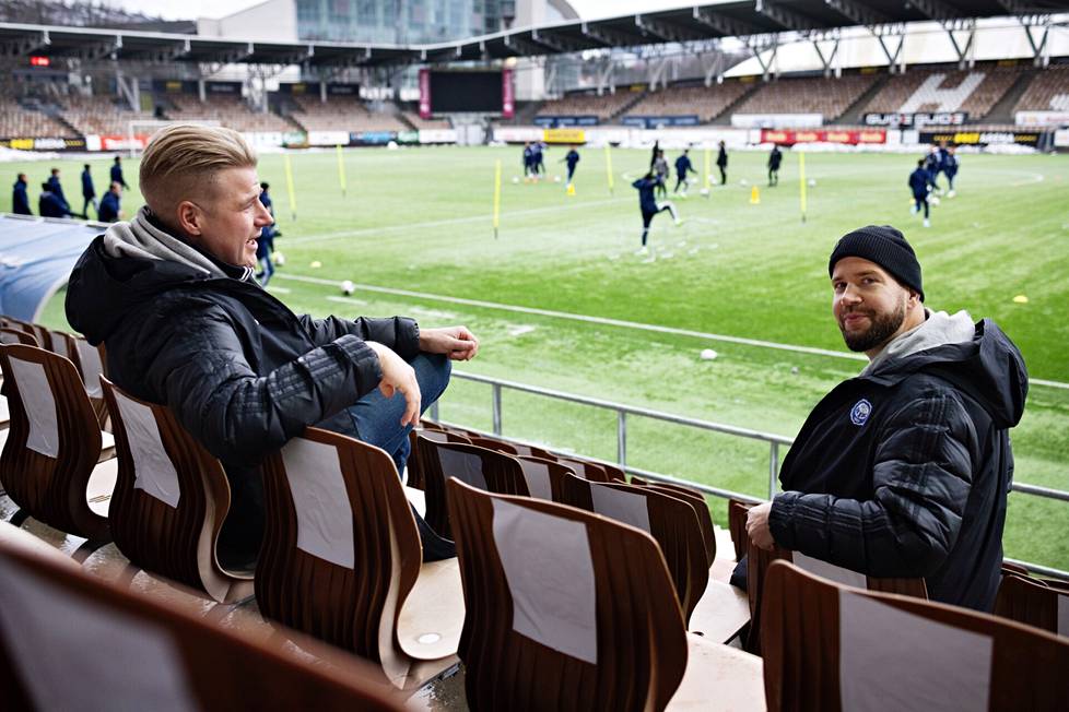 HJK:n pelaajatarkkailuryhmän päällikkö Henri Määttä (vas.) ja HJK:n urheilujohtaja Miika Takkula seurasivat edustusjoukkueen harjoituksia viime tiistaina.
