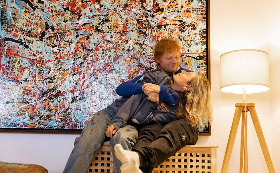 Ed Sheeran vaimonsa Cherry Seabornin kanssa dokumentissa The Sum of It All.