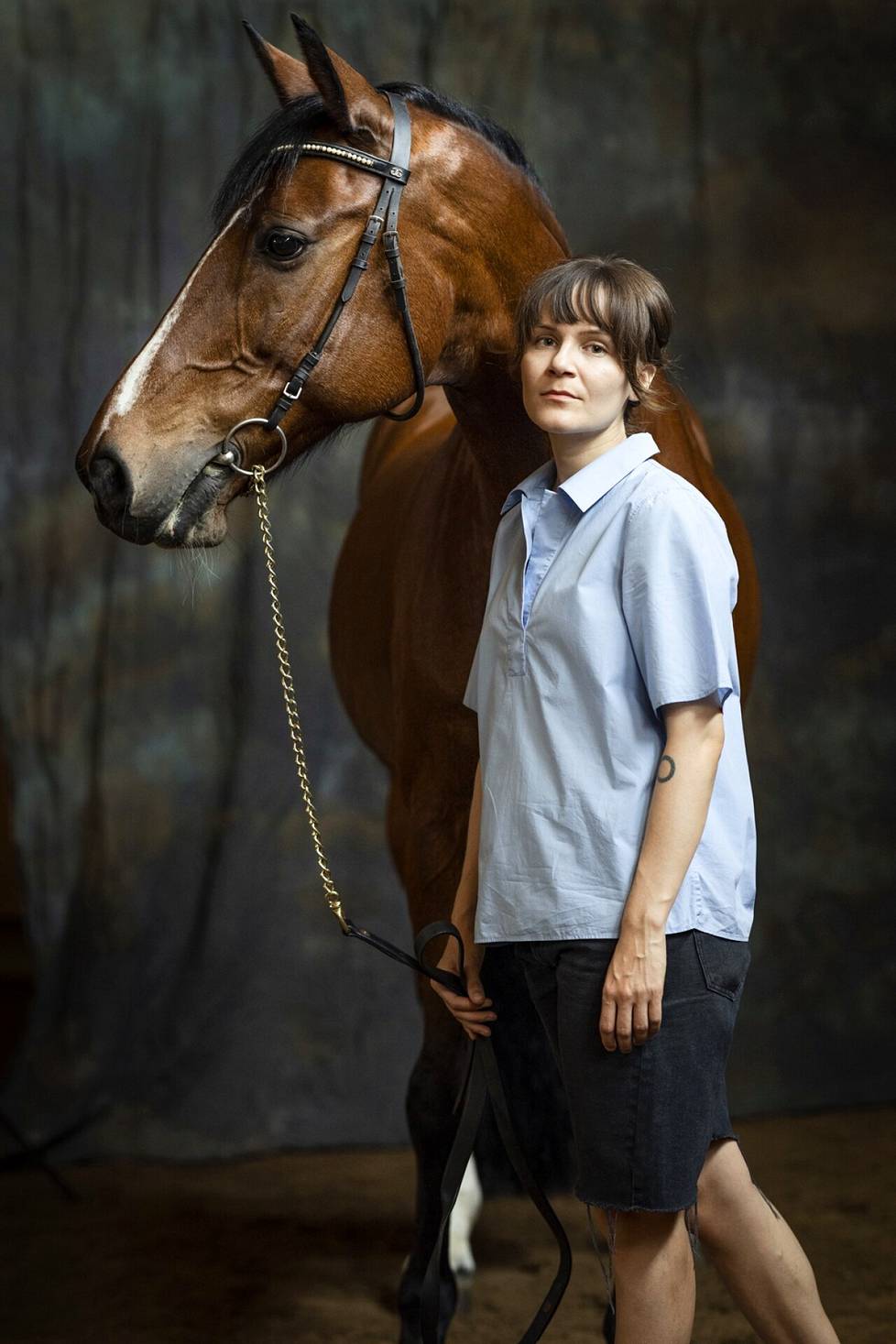 Kirjailija, yrittäjä, juontaja Ronja Salmi ja hänen hevosensa Allu, joka on hollaninpuoliverinen.