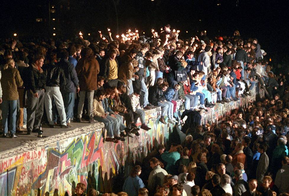 Berliiniläiset ja ihmiset kaikkialta Saksasta juhlivat Berliinin muurilla 11. marraskuuta 1989. Kun DDR:n johto oli avannut osan rajanylityspaikoista, miljoonat itäsaksalaiset tekivät länteen lyhyitä matkoja.