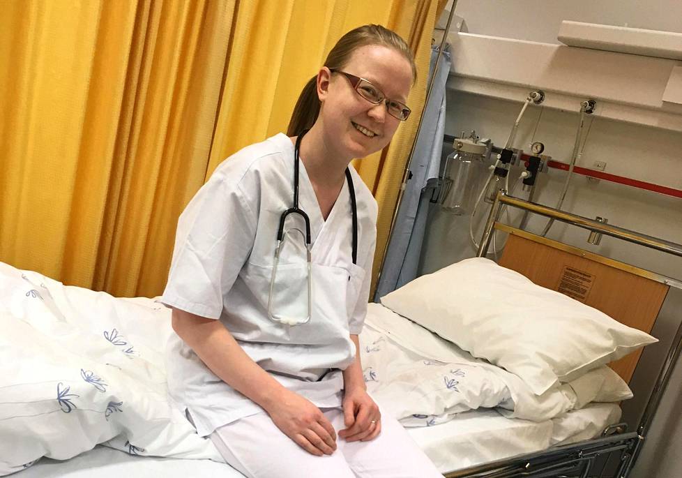 Oululainen opettaja  Mirja Lahti , 31, tuli Norjaan töihin ja ryhtyi myös opiskelemaan sairaanhoitajaksi. Tässä hän on opiskelupaikassaan Tromssan yliopistossa Pohjois-Norjassa.