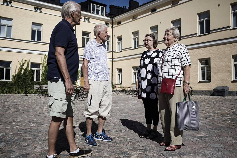 Teuvo Liukkonen (vas.), Taisto Liukkonen, Riitta Hinkkanen ja Helli Väyrynen tapaavat toisiaan silloin tällöin Lapinlahden sairaalassa ja muistelevat yhdessä lapsuusvuosiaan Lapinlahdessa.