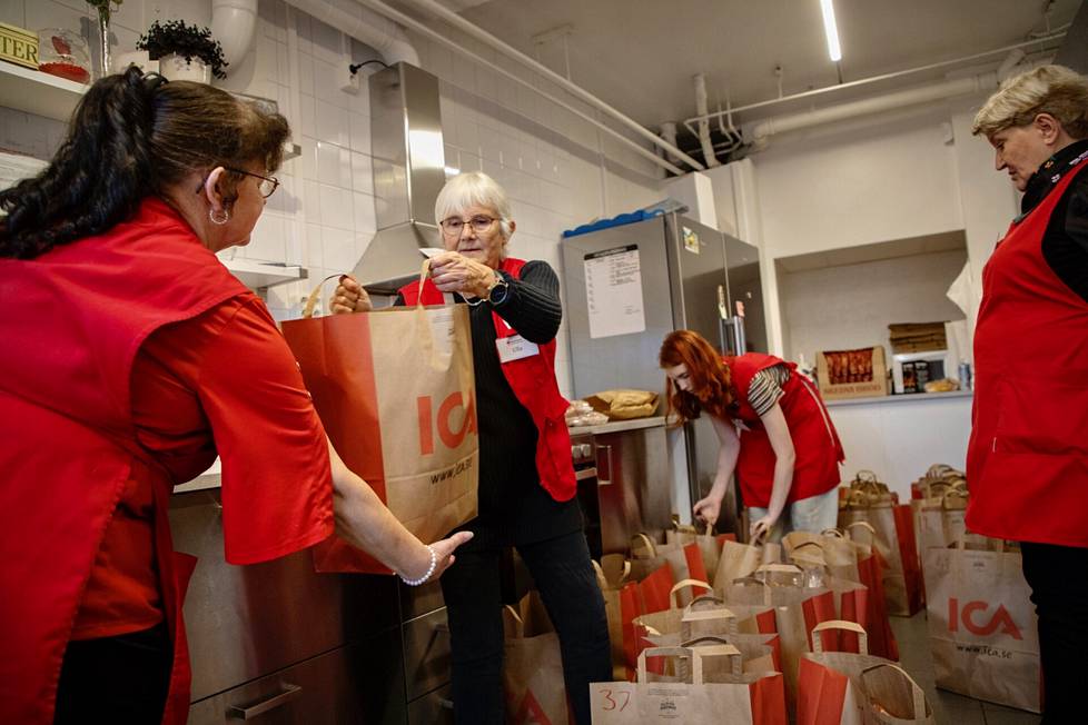 Punaisen ristin vapaaehtoiset pakkaavat ruokakasseja, jotka jaetaan tarvitseville Ruotsin Hedemorassa.