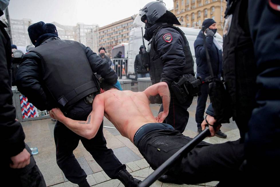 23. tammikuuta. Poliisit pidättivät Aleksei Navalnyita tukevaan mielenosoitukseen osallistuneen miehen Moskovassa. Navalnyita tukevissa mielenosoituksissa otettiin kiinni tuhansia ihmisiä eri puolilla Venäjää. 