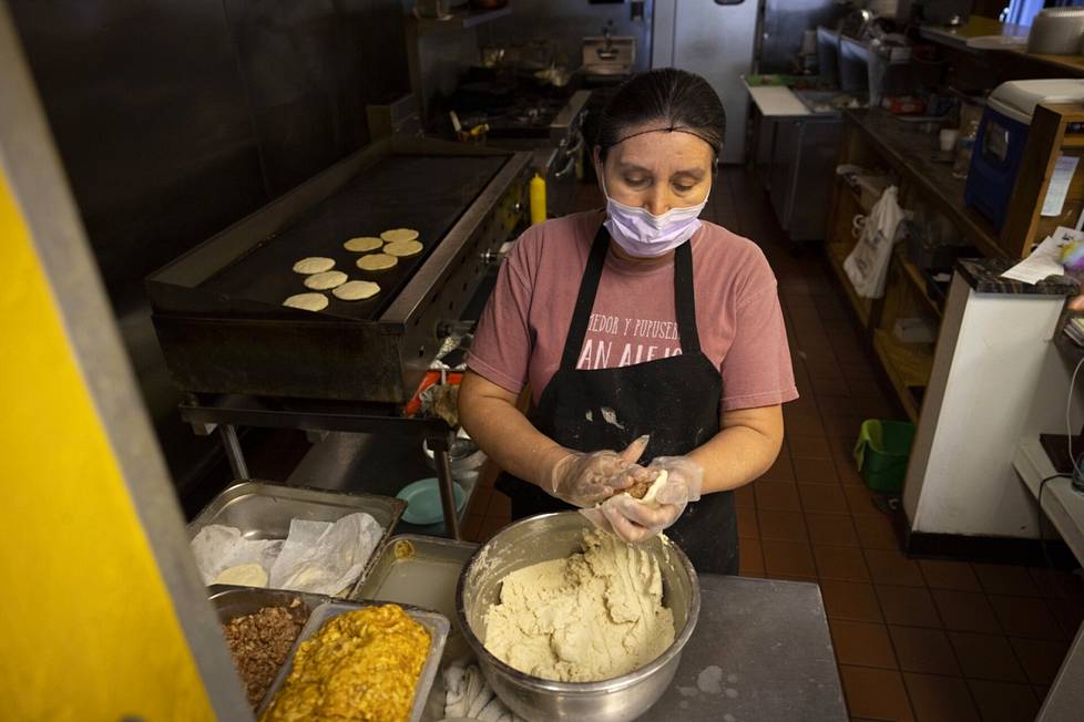 Comedor y Pupuseria San Alejon kokki Angelica Alberato kääri maissitaikinan sisään täytteitä, kuten lihaa, papuja ja juustoa, ja paistoi pupusat parilalla.