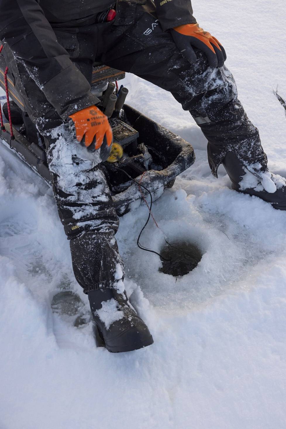 Mika Tuominen jumps the ice with a tight wrist movement.  The hand rests on the thigh all the time.  So the minnow swims at the same height all the time and doesn't sail up and down at random.