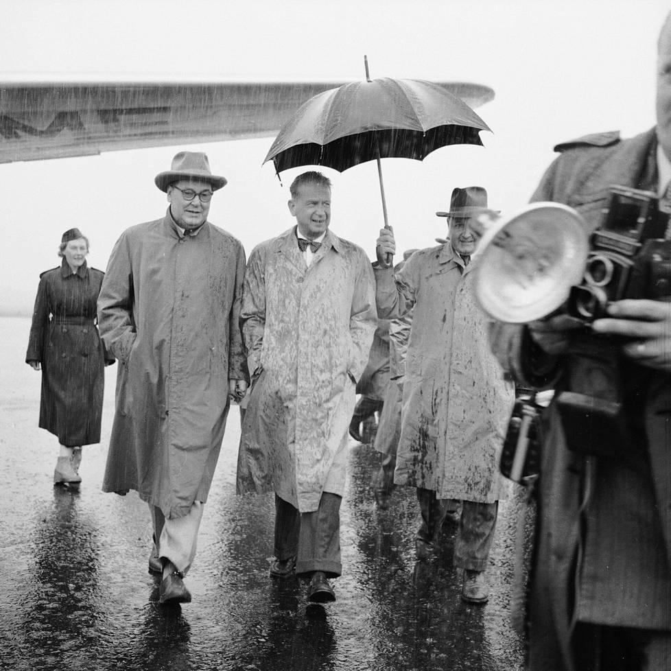 YK:n pääsihteeri Dag Hammarskjöld (keskellä) ja pääministeri K.-A. Fagerholm Helsingissä 1956.