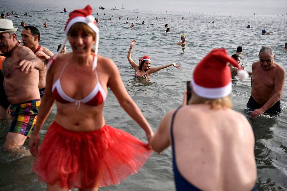 Jotkut uuden vuoden uimarit Sant Sebastian rannalla olivat sonnustautuneet jouluisiin asuihin.