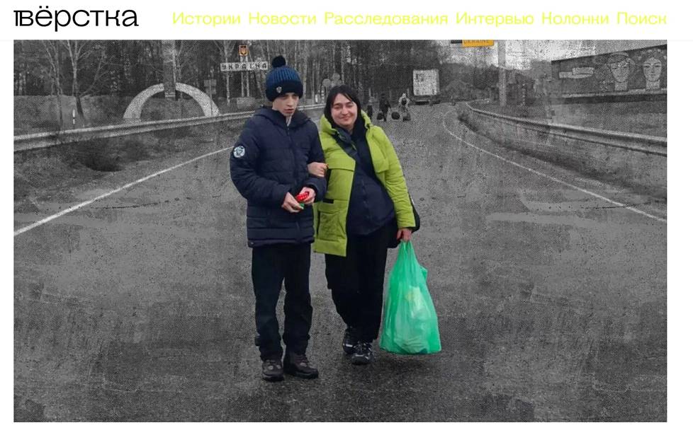 Autismikirjolla oleva 16-vuotias Saša Mazur äitinsä Olgan kanssa. Kuva on Vjorstka-median julkaisusta ja alun perin Olga Mazurin kotialbumista.