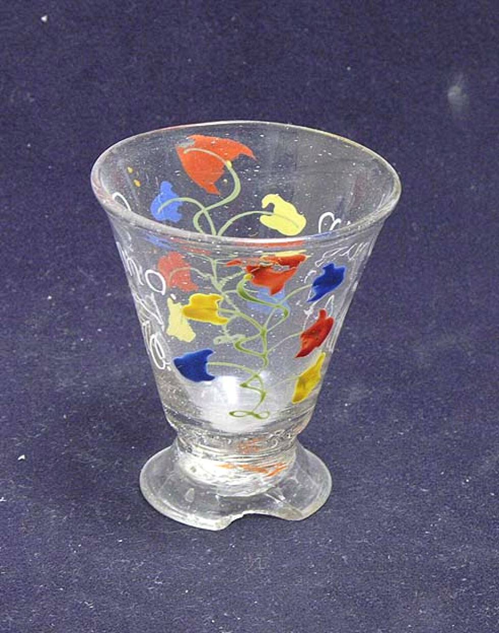 Drinking glass decorated with floral motifs, the Year of Manufacture of which is clear from the text inscribed on the glass: “Anno 1770”.