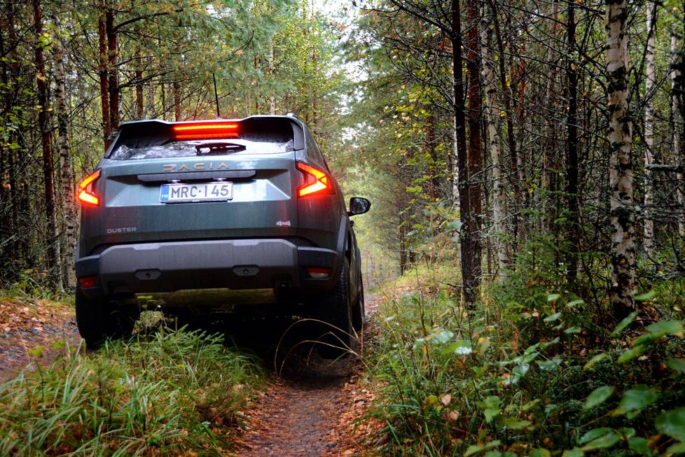 Poo. The Duster was tested on a challenging forest road, where it partially got stuck in the air. The ground clearance of the four-wheel drive is 21.7 centimeters.