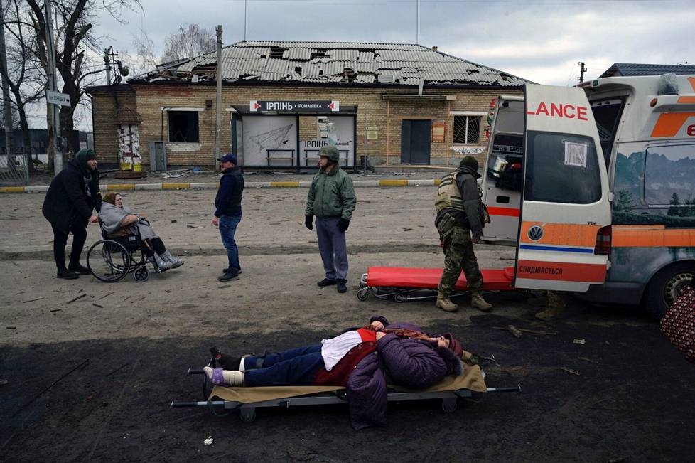Romanivkan kaupungissa järjestettiin ambulanssikuljetuksia. Nainen makasi paareilla.