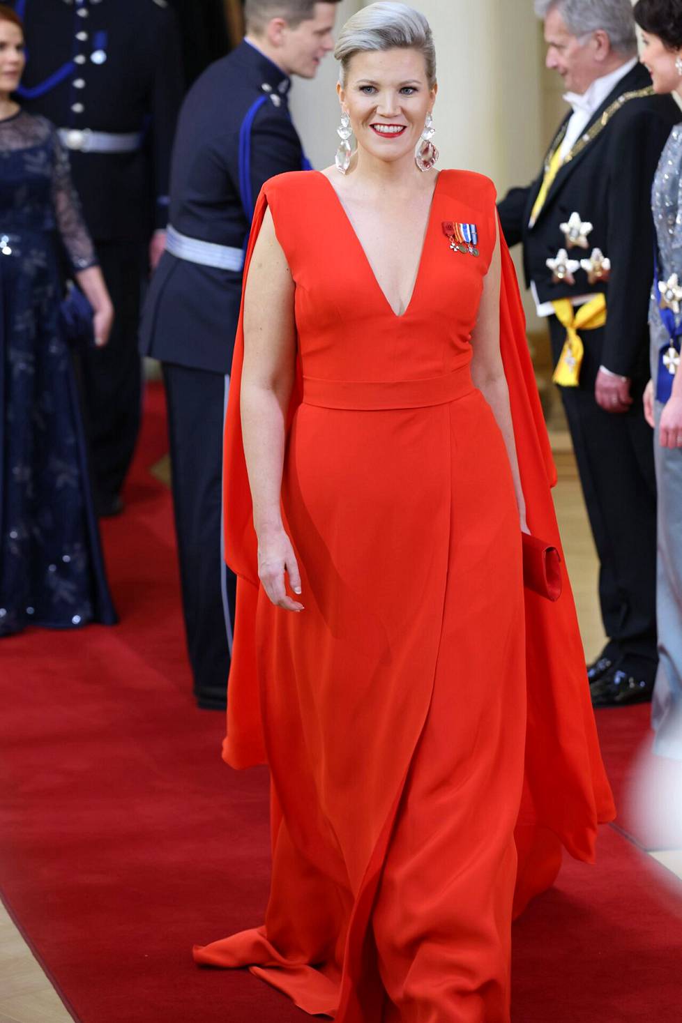 The red outfit of the Finnish parliamentarian Sofia Vikman was designed by Anne-Mari Pahkala.  Vilkman has previously worn the suit at Linna's party in 2017. 