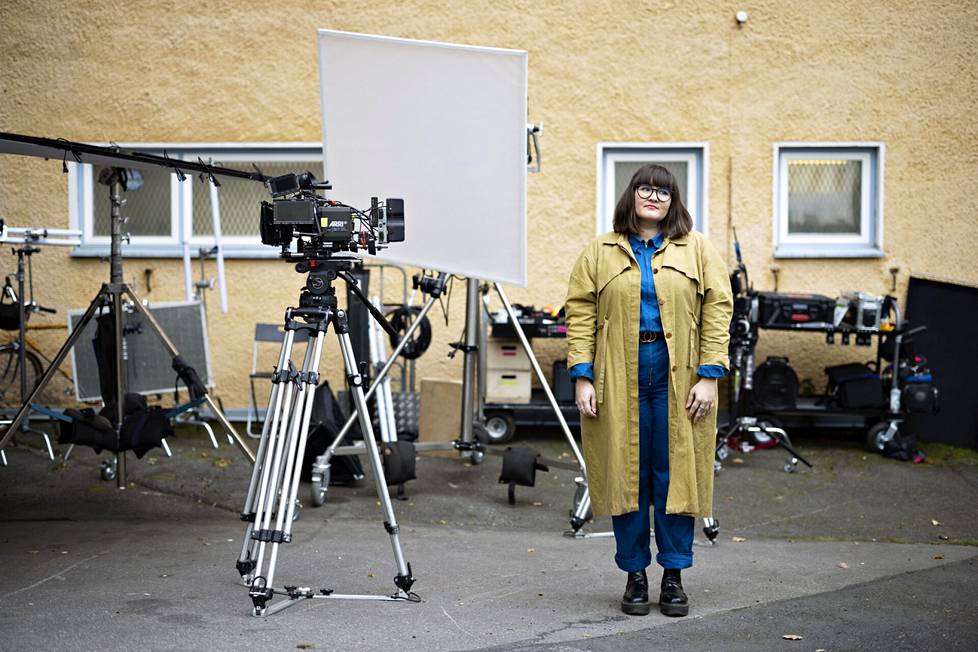 Käsikirjoittaja Anna Brotkin Aikuiset-sarjan kuvauspaikalla Neljännen linjan ja Castréninkadun kulmassa Helsingin Kalliossa syyskuussa 2021. 