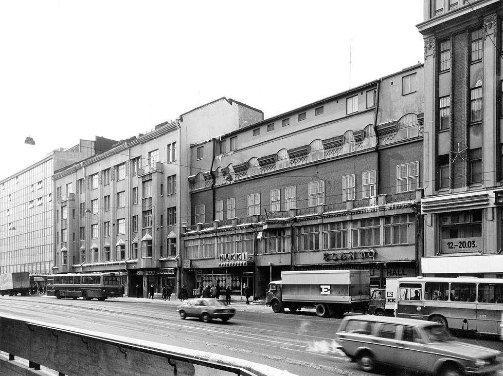 Kahvila Näkin ja Elannon tavaratalon sisäänkäynnit Siltasaarenkadulla vuonna 1976. 