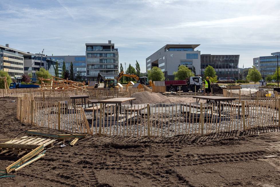 The construction of the new barbecue place at Töölönlahtenpuisto is still in progress.