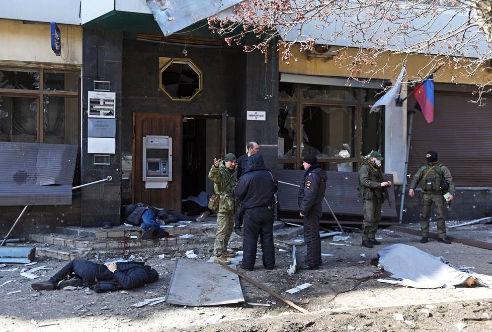 14. maaliskuuta 2022 tapahtuneen Donetskin räjähdyksen uhreja ja tuhoa. Venäjän joukot tutkivat aluetta.